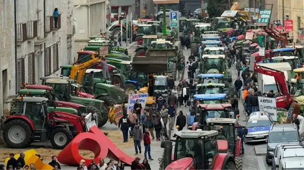 İspanyol çiftçiler ülke genelinde traktörleriyle yolları kapattı