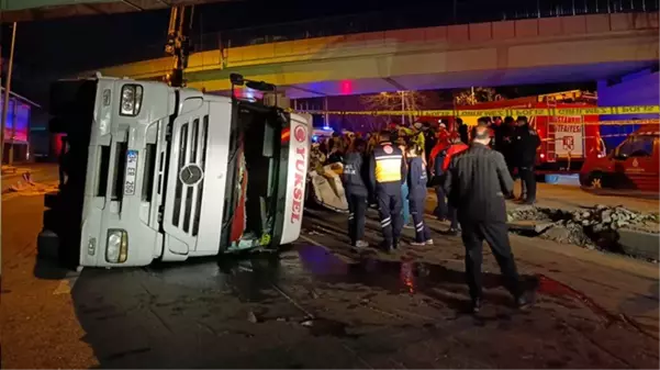 İstanbul Bakırköy'de üst geçide çarpan tır, otomobilin üzerine devrildi: 4 ölü