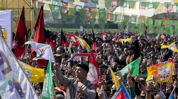 İstanbul Yenikapı'daki Nevruz kutlamalarında terör örgütü elebaşı Öcalan'ın posterleri açıldı