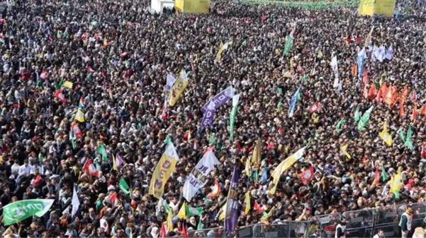 Yenikapı Miting Alanı'nda teröristbaşı Öcalan posteri açan 2 kişi tutuklandı