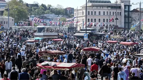 Ramazan Bayramı'nı fırsat bilenler Eminönü'ne akın etti