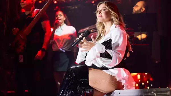 Hadise, konserinde frikik yakalamaya çalışan kameramana ayar verdi