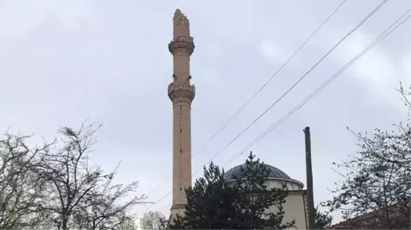 Tokat'ta 5,6'lık deprem nedeniyle cami minaresi yıkıldı