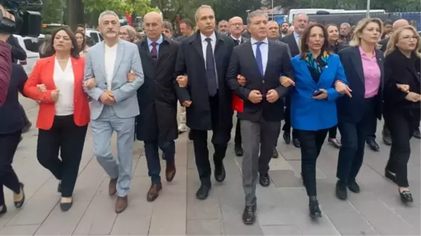 CHP yeni müfredat taslağını protesto için Milli Eğitim Bakanlığı'na yürüdü