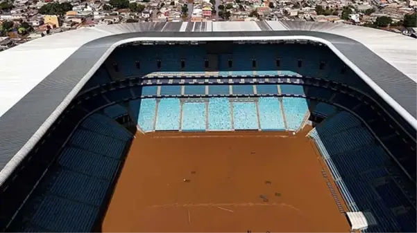 Çamur havuzuna döndü! Sel suları stadyumu yuttu