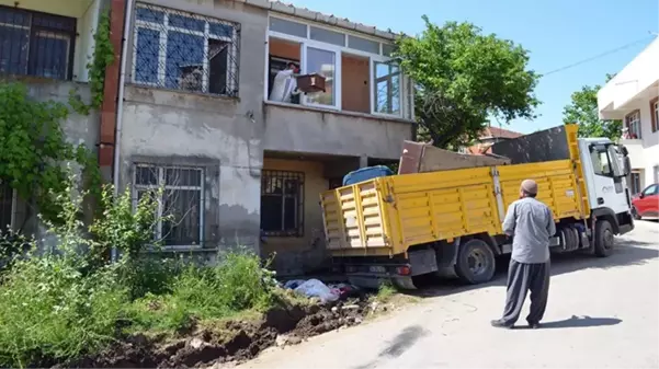 Gebze'de bir evden 10 kamyon çöp çıkarıldı