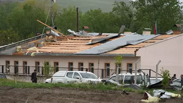 Erzurum'da hortum nedeniyle birçok ev ve okulun çatısı uçtu