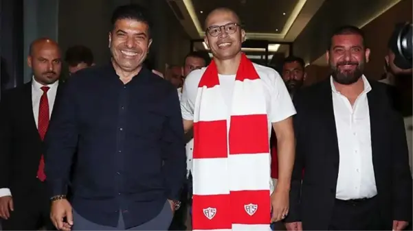 Antalyaspor'un yeni teknik direktörü Alex de Souza, imza için Türkiye'ye geldi