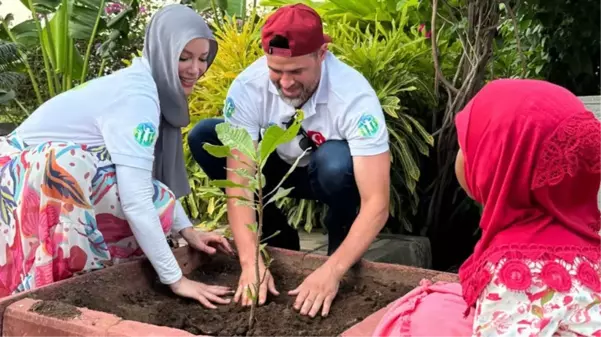 Gamze Özçelik ve Reshad Strik çifti balayı yerine Tanzanya'ya yardım götürmeye gitti