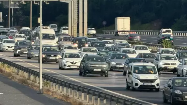 Yola çıkacaklar dikkat! İstanbul'dan çıkışlar durma noktasına geldi