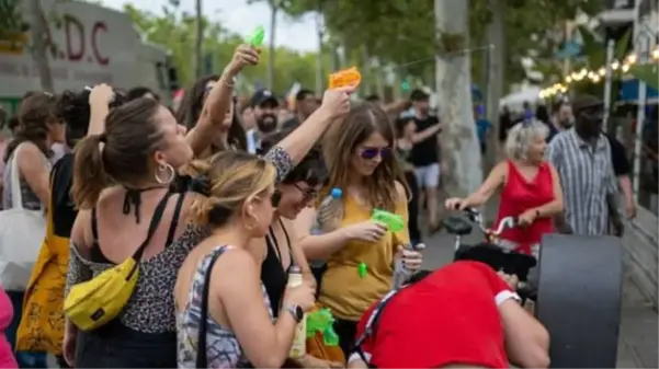 İspanya'da turizm karşıtı protestocular, Barselona'da turistlere su tabancalarıyla saldırdı