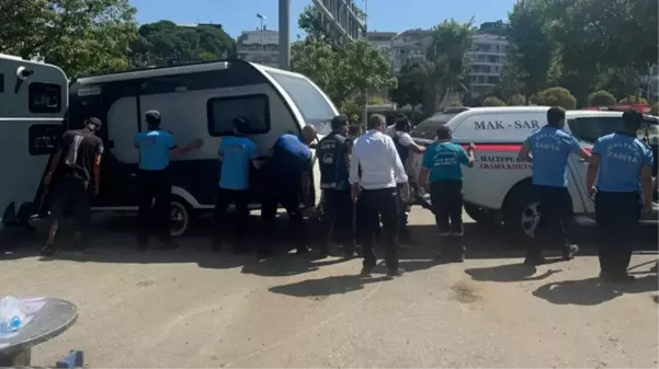 Tebligat gönderilmişti! Maltepe Sahili'ndeki karavanlar Yediemin Otoparkına çekildi