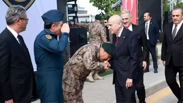 Özel Harekat Başkanı'nın Bahçeli'nin elini öpmesi Ankara'yı karıştırdı: Derhal emekli edilmeli