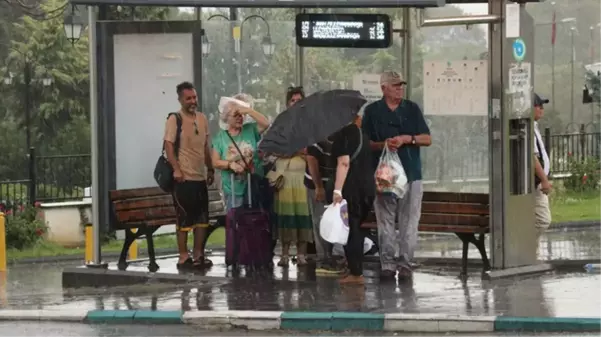 3 kenti sağanak vurdu, cadde ve sokaklar göle döndü