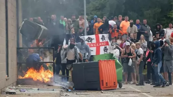 Bugün 38 farklı noktada şiddet olayının meydana gelmesi beklenen İngiltere'de, 6.000 polis görevlendirildi