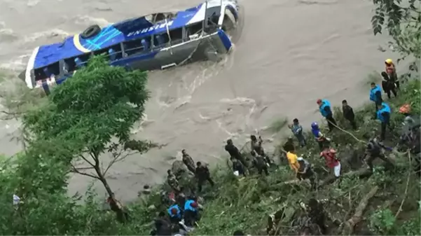 Nepal'de 40 kişiyi taşıyan otobüs, nehire uçtu! 14 kişi öldü