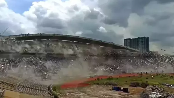 Malezya'nın tarihi Shah Alam stadyumu saniyeler içinde yerle bir edildi