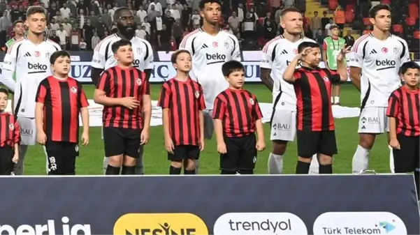 Beşiktaş'ın yıldız futbolcusu sahayı acı içinde terk etti