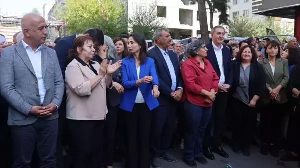 DEM Parti gösterisinde genel başkandan cesaret alan kalabalık PKK sloganları attı, gözaltılar var