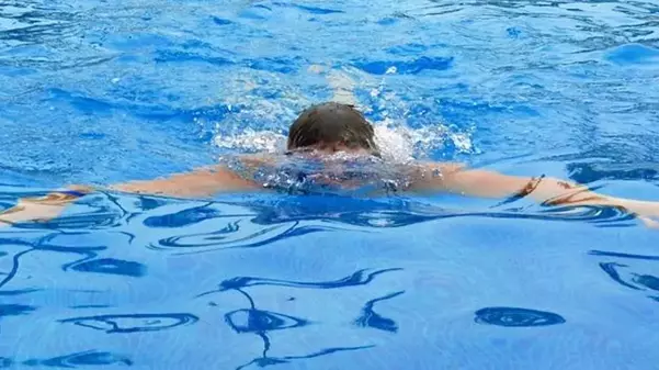 Suyun altında baygınlık geçiren sporcu, çevredekilerin müdahalesiyle hayata döndü