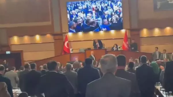 Büyükşehir Meclisi'nde gergin anlar! AKP'li ve CHP'li üyeler birbirine girdi