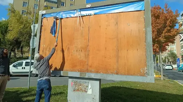 Esenyurt'ta bilboardlardaki Ahmet Özer fotoğrafları ve CHP duyuruları söküldü