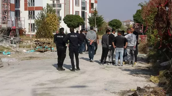 Apartmanın yangın merdivenine bırakılan çantadan el bombası ve mermiler çıktı