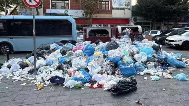 Kartal'da işçiler greve gidince çöpler sokaklarda kaldı