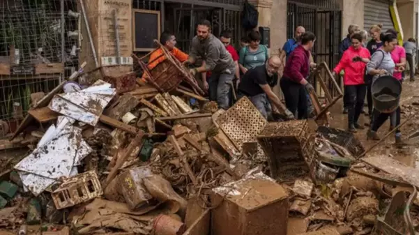 İspanya'da sel felaketinden sonra gönüllüler caddeleri temizlemeye başladı