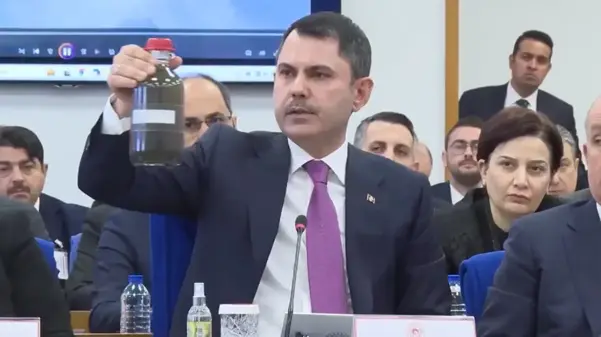 Bakan Kurum yanında getirdiği kirli su ile CHP'lilere sitem etti