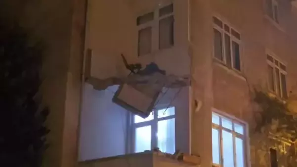 Kartal'da bir binada balkon çöktü, bina sakinleri tahliye edildi