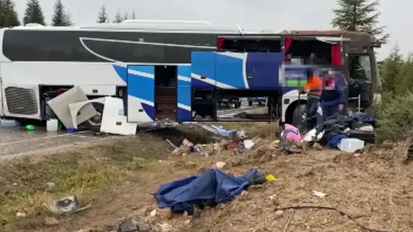 Eskişehir'de yolcu otobüsü devrildi! Ölü ve yaralılar var