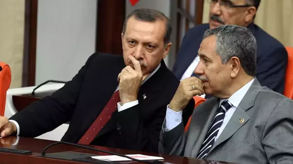 Bülent Arınç, yıllar önce yaşanan olayı anlattı: Tayyip Bey masaya yumruğu vurup 'Sus ulan' demiş.