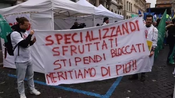 İtalya'da sağlık çalışanları, yetersiz maaş ve kötü çalışma koşullarını protesto etmek için greve gitti