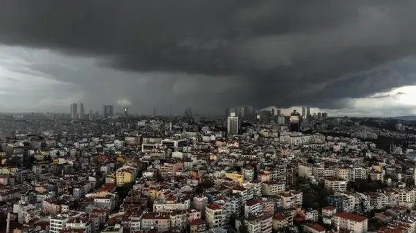 Meteoroloji ve AKOM'un uyarıları sonrası İstanbul'da beklenen yağış başladı