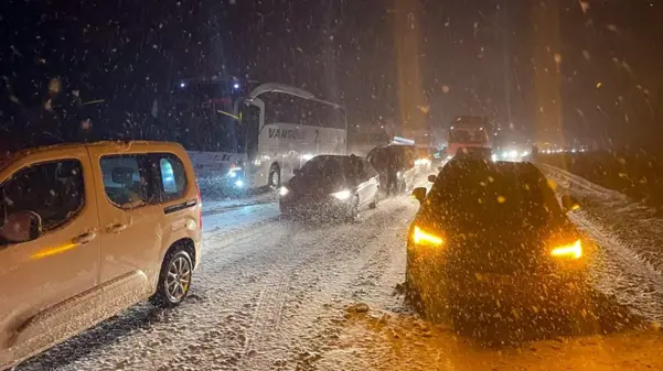 Bolu'da kar esareti! Otoyol ulaşıma kapandı