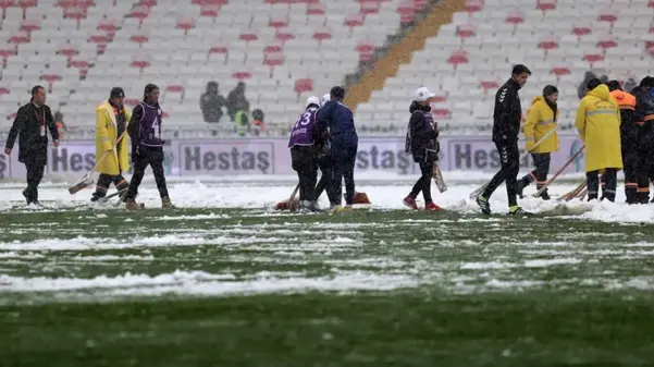 Sivasspor-Kasımpaşa maçı kar yağışı nedeniyle geç başladı