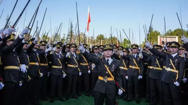 Ordudan ihraçları istenen teğmenlerin komutanı görevden alındı