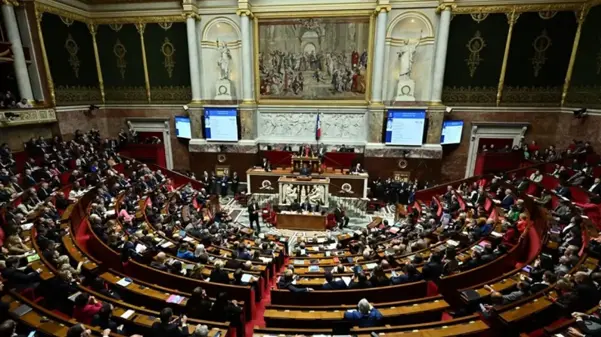 Fransa'da güvenoyu alamayan merkez sağ azınlık hükümeti düştü