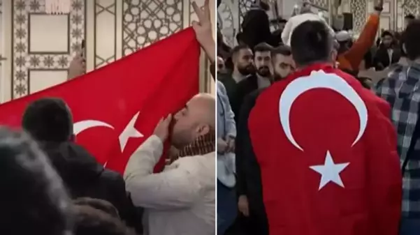 Suriyelilerin akın ettiği Emevi Camii'nde Türk bayrağı açıldı