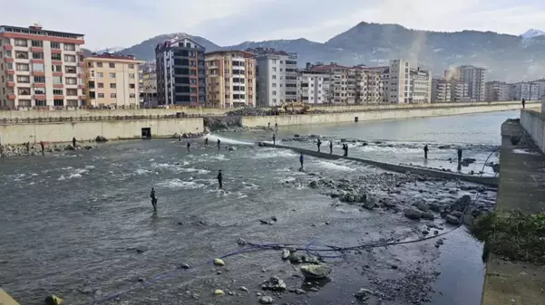 Fırtına somon kafesini parçalayınca vatandaşlar dereye akın etti