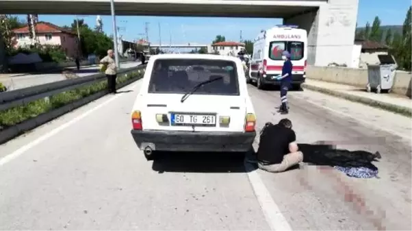 Acılı baba, kazada ölen oğlunun cansız bedeni başında gözyaşı döktü