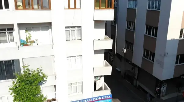 2. kattaki dairenin balkonunda çökme yaşandı bina boşaltıldı