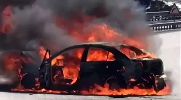 Kaza sonrası alev topuna dönen otomobilden karı-koca son anda kurtarıldı