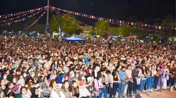 HARRAN ÜNİVERSİTESİ'NDEKİ KONSERDE SOSYAL MESAFE UNUTULDU