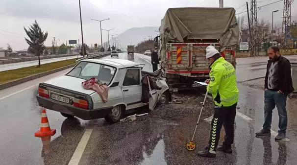 Otomobilin kamyona çarpma anı kameraya yansıdı