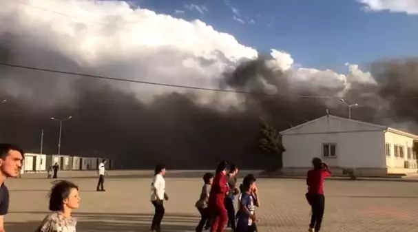 Gaziantep'te trafonun alev alması sonucu çıkan yangın geçici barınma merkezine sıçradı