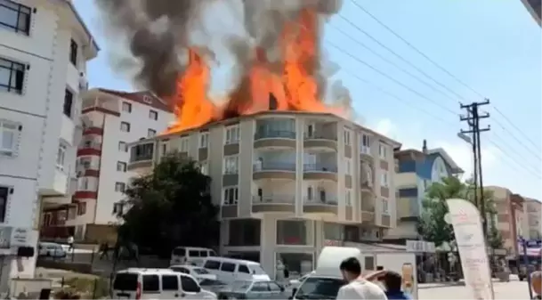 Ankara gündem haberleri... Ankara'da bina çatısı, alev alev yandı