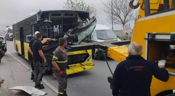 Sultangazi'de İki İETT Otobüsü Çarpıştı: 2 Yaralı