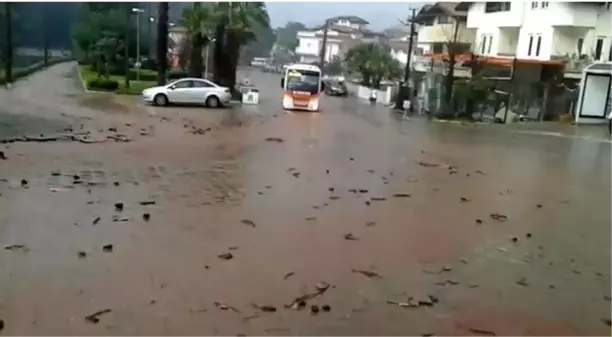 Marmaris'te sağanak yağış etkili oluyor